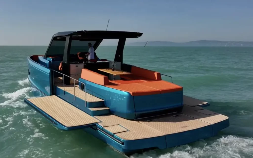 The Dura Teak with blue contrast